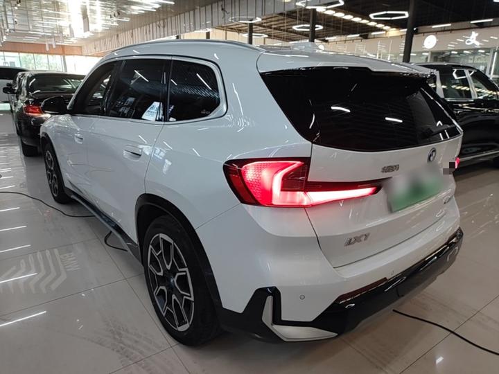 iX1 2023 xDrive30L X Design Package photo 4