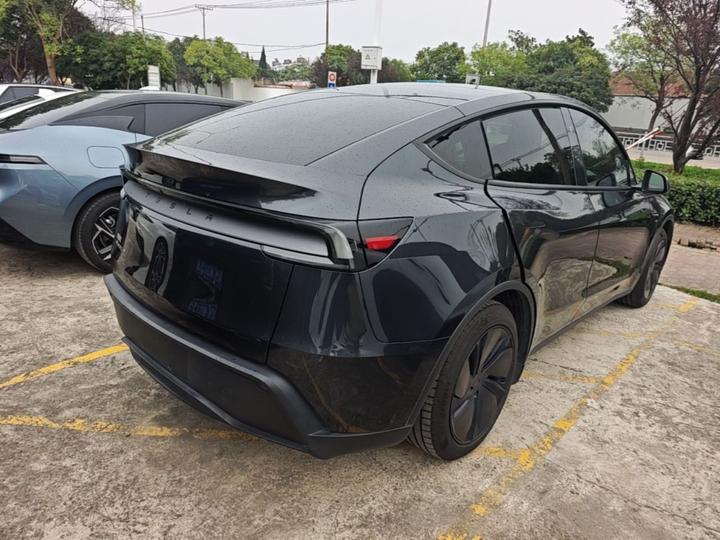 Model Y 2025 RWD photo 4