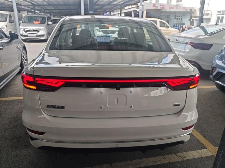 Emgrand 2025 4 1.5L CVT Flagship photo 3