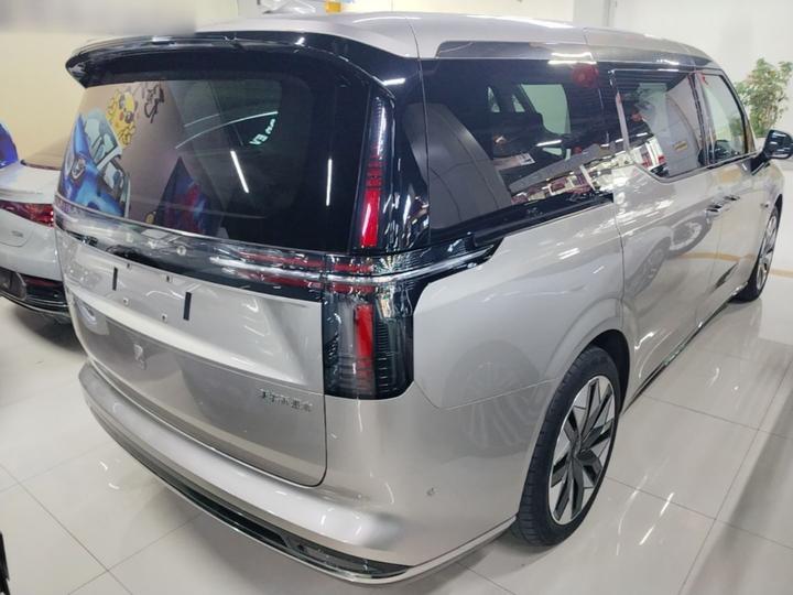 EM90 2025 Ultra 6-Seater photo 4