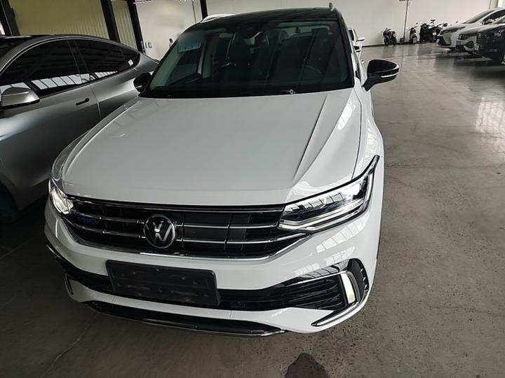 Tiguan L EV 2023 430PHEV PHEV Premium photo 2
