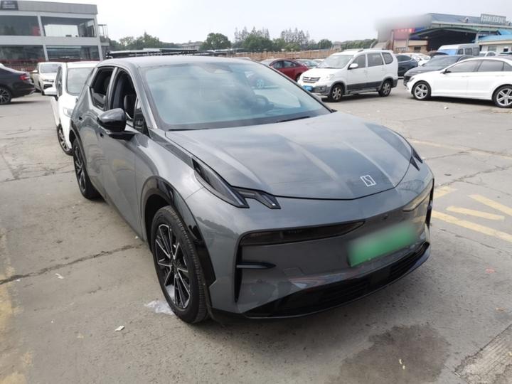 X 2025 4-Seater RWD photo 3