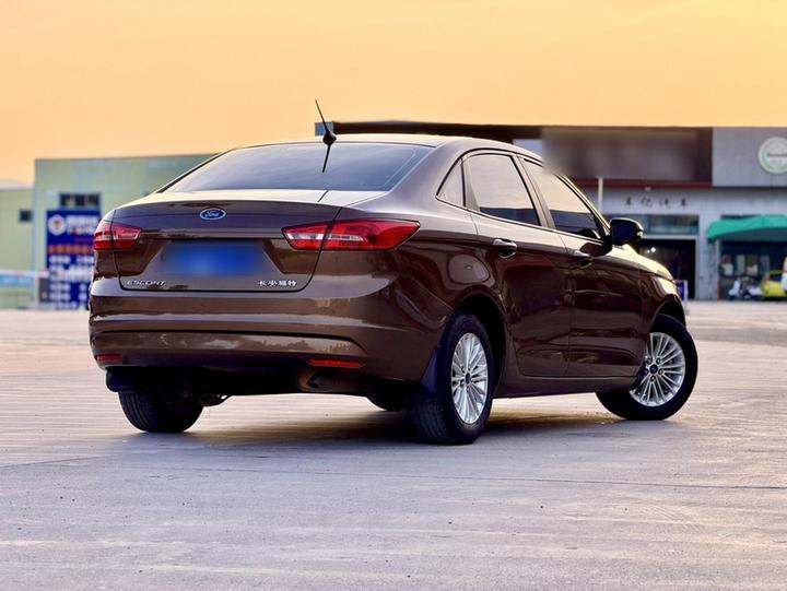 Escort 2017 Facelift 1.5L AT Comfort photo 4