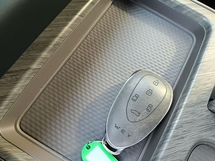 2025 AWD 8 photo 8