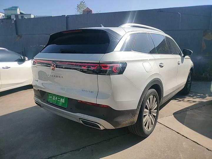 2023 330TSI Luxury photo 4