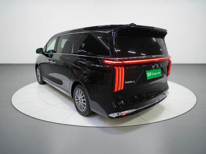 2025 AWD 8 photo 4