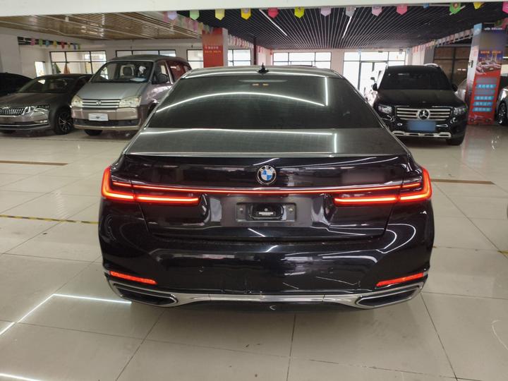 7 Series 2021 730Li Luxury photo 3
