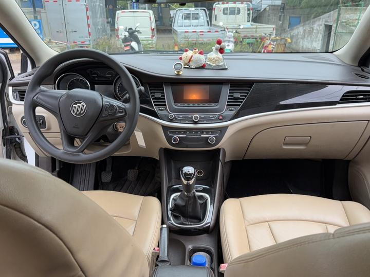 Verano 2015 Sedan 15S MT Progressive photo 5