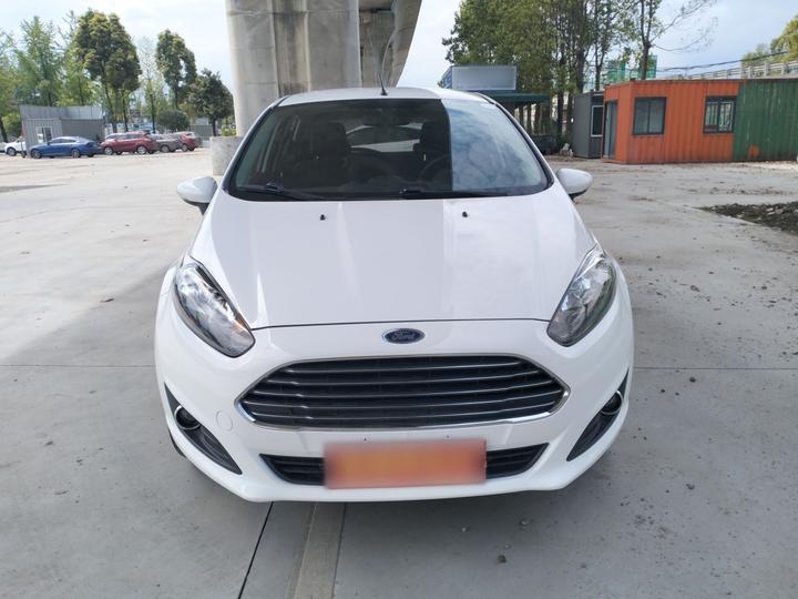 2013 Hatchback 1.5L AT Fashion photo 2