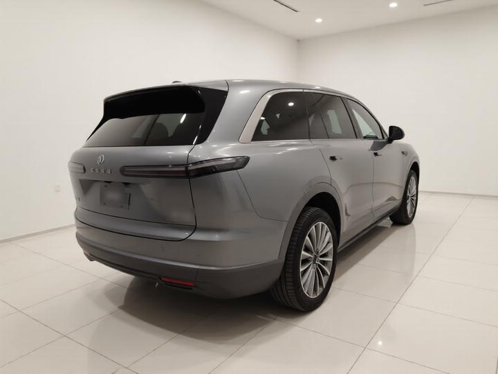 L90 2025 Ultra 6-Seater 60 photo 4