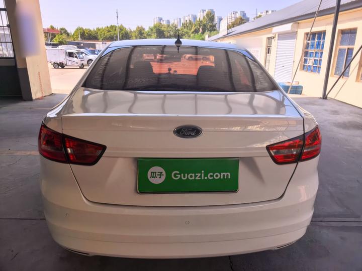 Escort 2017 Facelift 1.5L MT Comfort photo 3