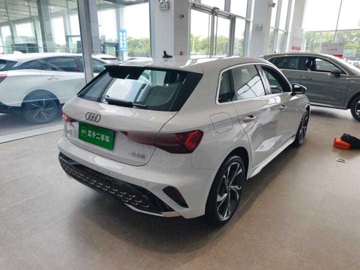 A3 2025 Sportback 35TFSI Flying Spur Exclusive photo 4