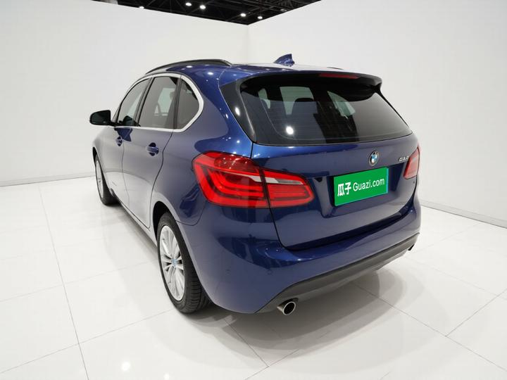 2 Series Wagon 2016 218i Sport Design Package photo 4