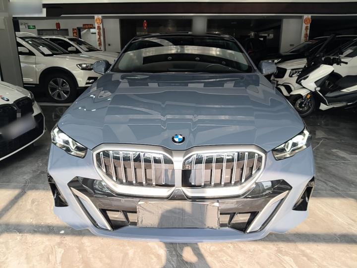5 Series 2025 530Li Leading M Sport Package photo 2