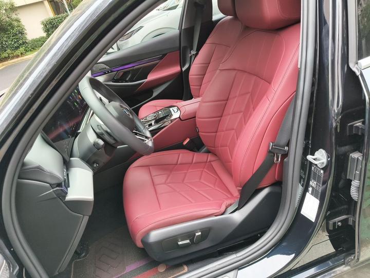 5 Series 2025 530Li Leading M Sport Package photo 7