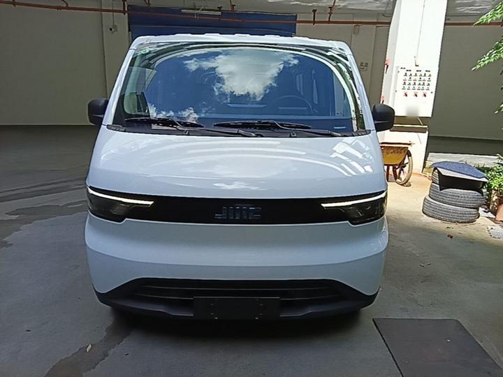 E 2025 41.86kwh Short Wheelbase photo 2