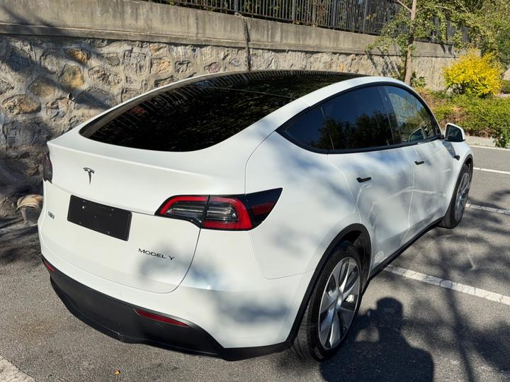 Model Y 2022 RWD photo 4