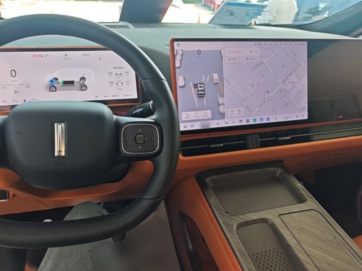 2025 AWD 8 photo 5
