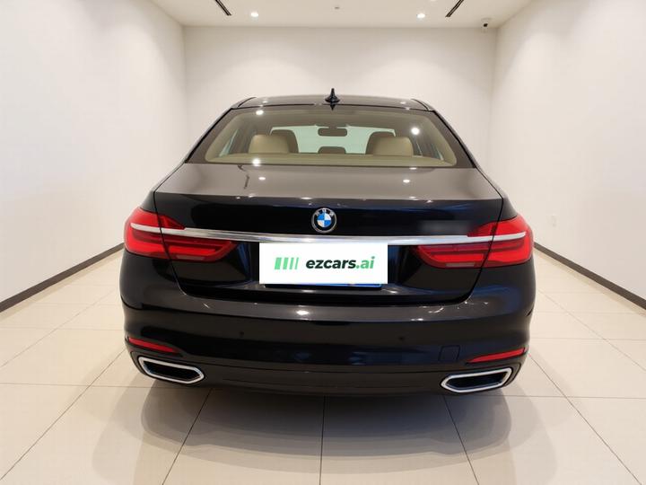 7 Series 2017 730Li Leading photo 5