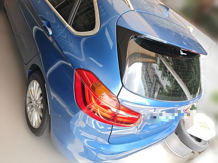 2 Series Wagon 2019 218i Leading photo 3
