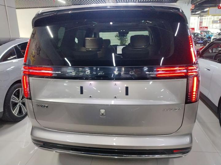 EM90 2025 Ultra 6-Seater photo 3