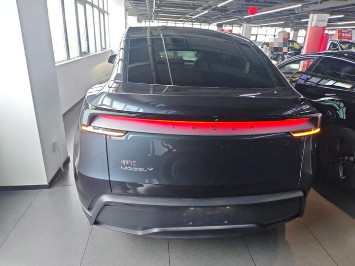 Model Y 2025 RWD photo 3