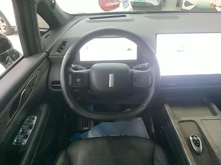 2025 AWD 8 photo 6