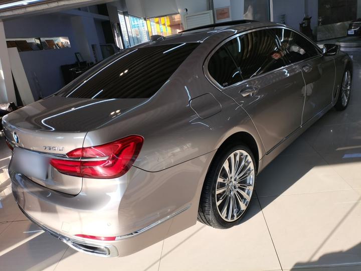 7 Series 2018 730Li Leading Excellence photo 4