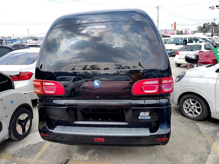 Lingzhi M5EV 2022 Luxury 7-Seater photo 3