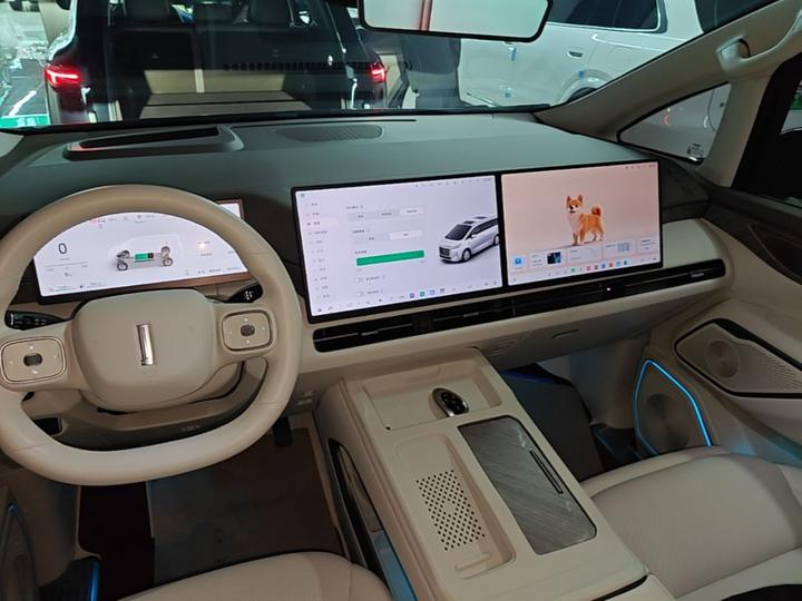 2025 AWD 8 photo 8