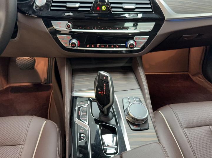 5 Series EV 2022 535Le Luxury photo 8