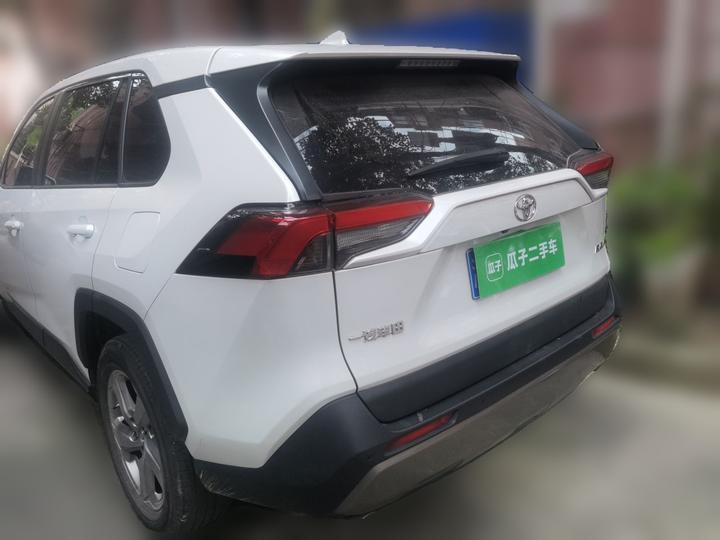 RAV4 2022 2.0L CVT RWD Plus photo 4
