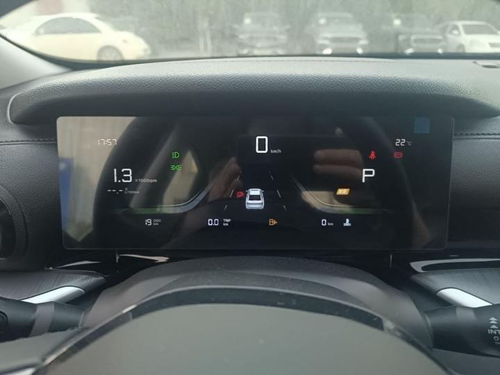 Emgrand 2026 5 1.5L CVT Luxury photo 7