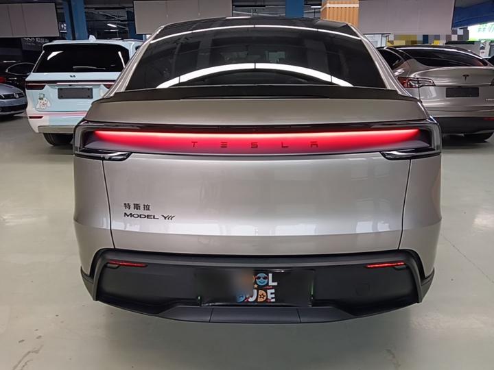 Model Y L 2025 Long Range AWD photo 3