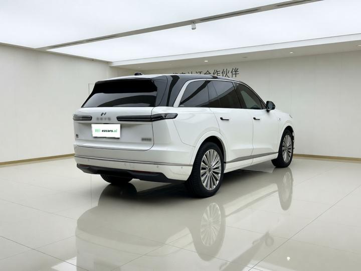 L90 2025 Ultra 6-Seater 60 photo 6