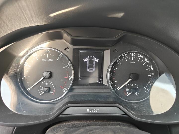 Octavia 2016 1.6L MT photo 4
