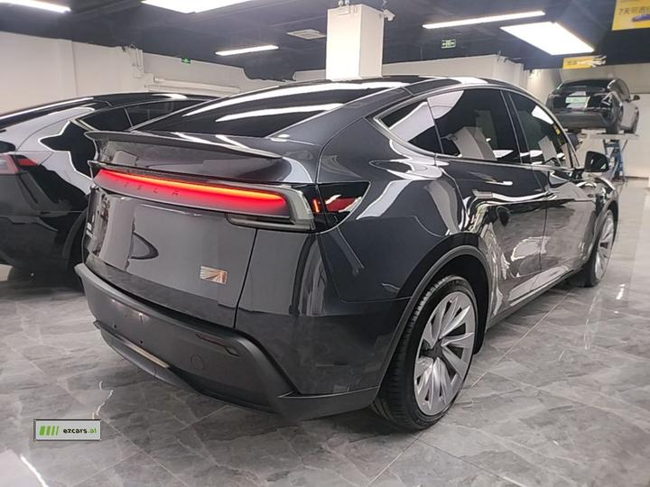 Model Y 2025 Long Range AWD Launch Edition photo 4