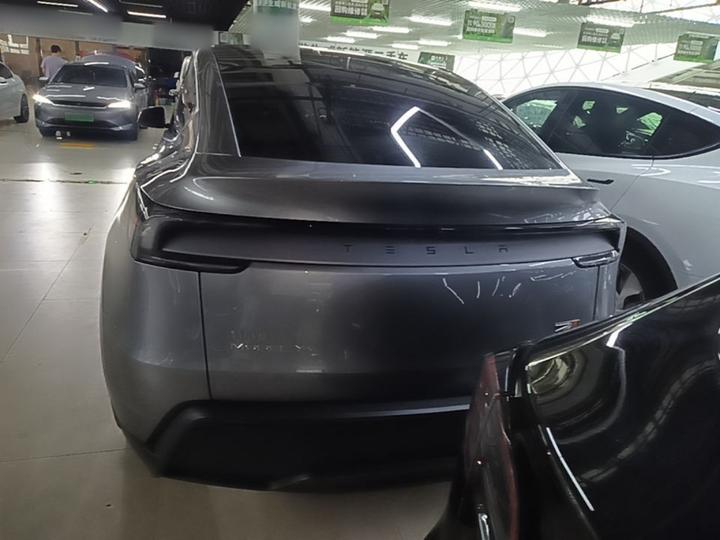 Model Y 2025 Long Range AWD Launch Edition photo 3