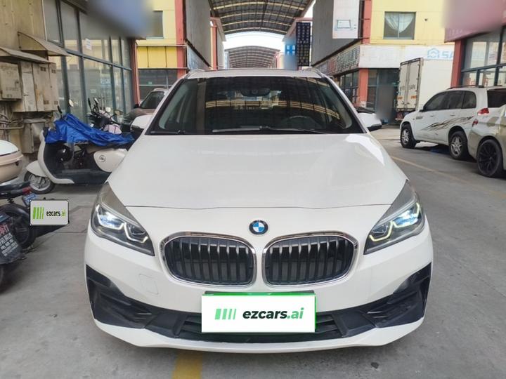 2 Series Wagon 2018 218i Exclusive Sport Package photo 2
