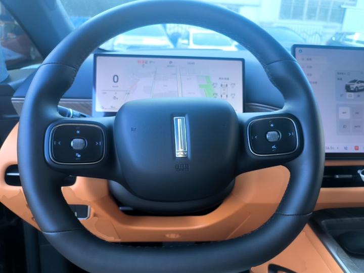 2025 AWD 8 photo 6
