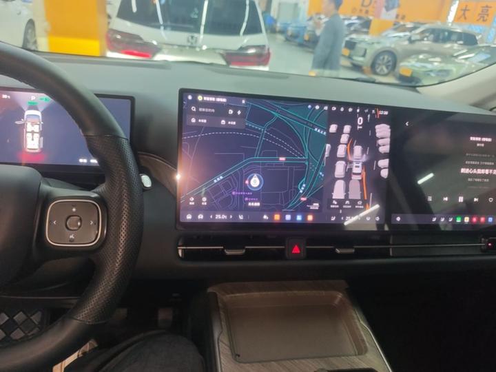 2025 AWD 8 photo 4