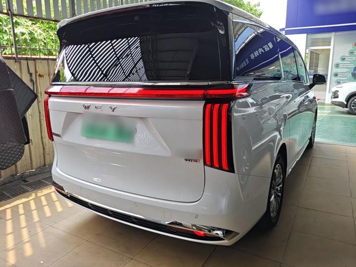 2025 AWD 8 photo 4