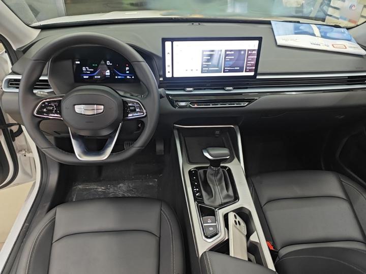Emgrand 2026 400 1.5L CVT photo 5