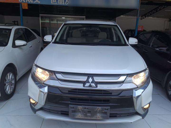 Outlander 2018 2.0L RWD Honor 5-Seater photo 2