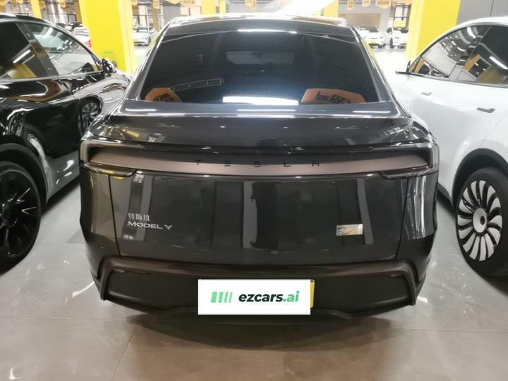 Model Y 2025 RWD photo 3