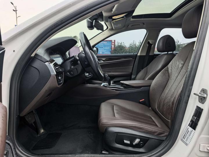 5 Series 2019 525Li Luxury photo 8