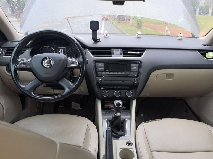 Octavia 2015 1.6L MT photo 5