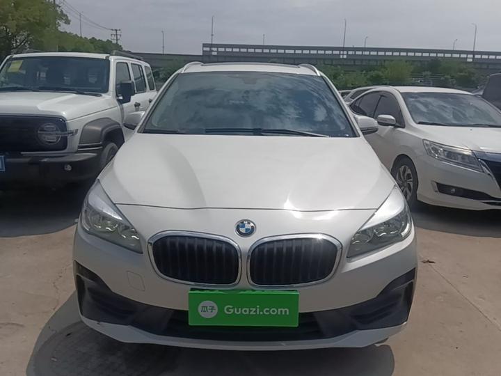 2 Series Wagon 2019 220i Leading photo 2