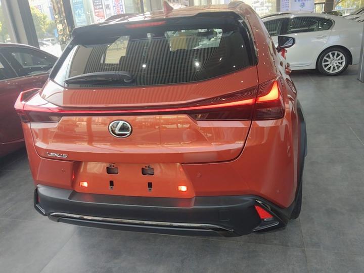 UX 2020 200 F SPORT photo 3