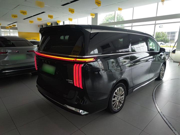 2023 AWD Executive Extended photo 4